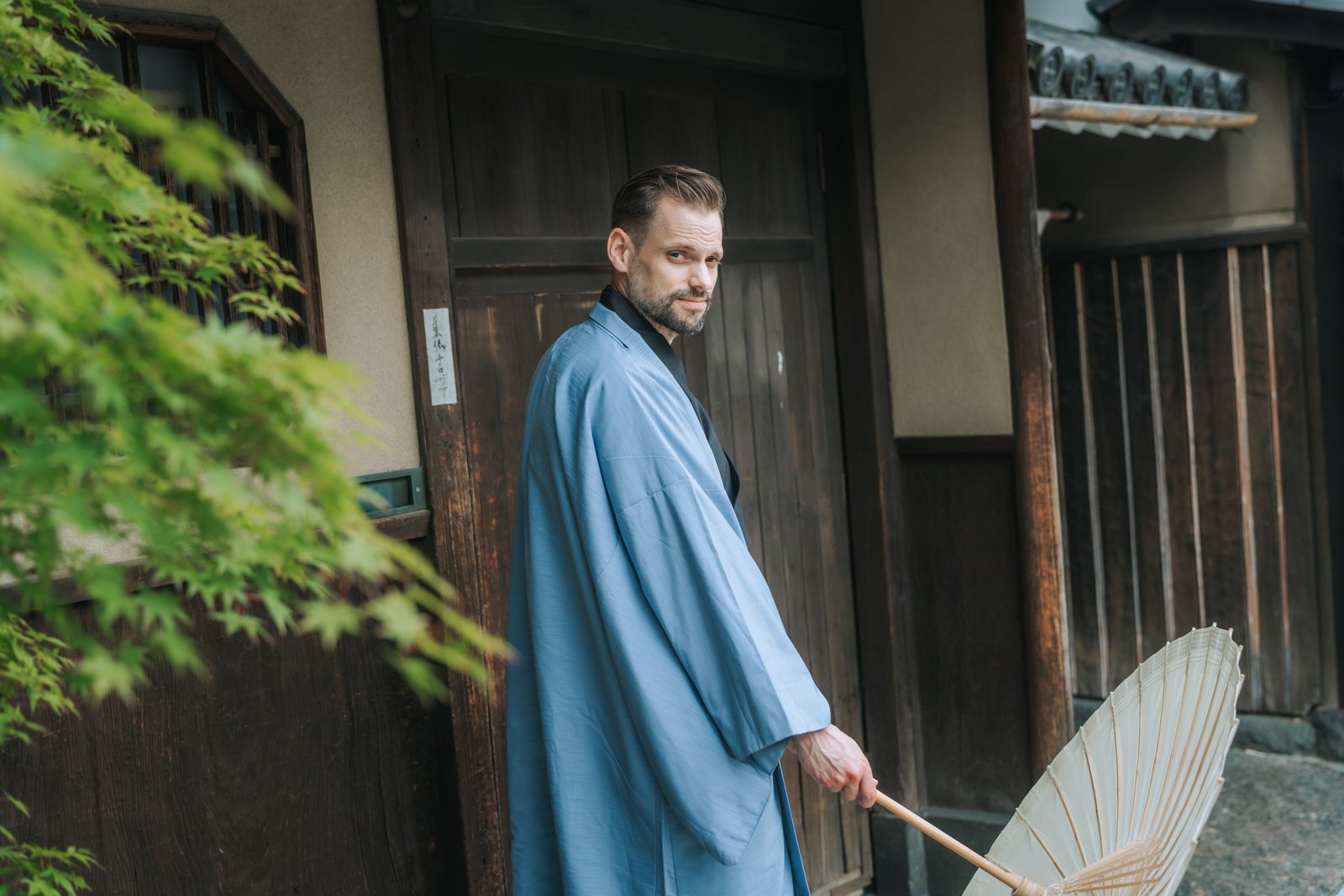 Sebastien Wouters in a blue kimono outside a traditional Japanese house